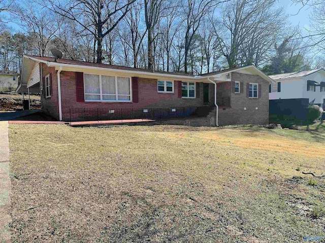 view of front of home featuring a front lawn