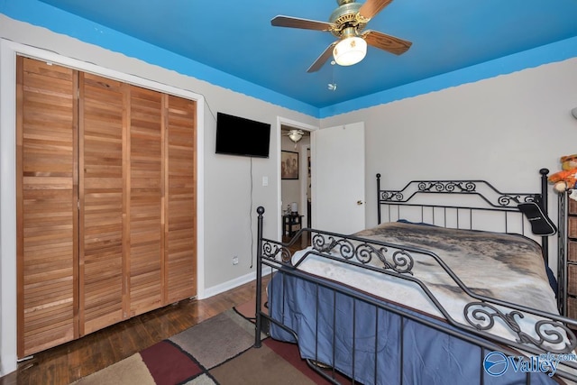 bedroom with ceiling fan, a closet, and dark hardwood / wood-style floors