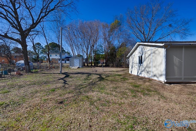 view of yard featuring a shed