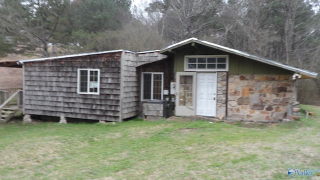 view of front facade featuring a front lawn