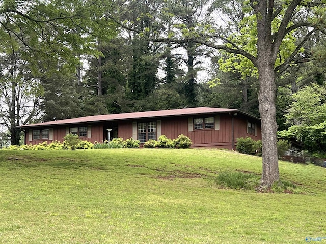 ranch-style home featuring a front lawn