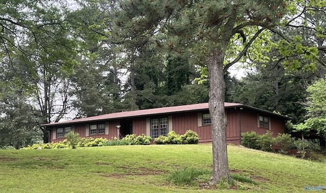 single story home featuring a front lawn