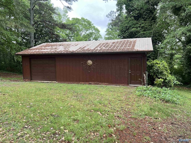view of outdoor structure featuring an outbuilding