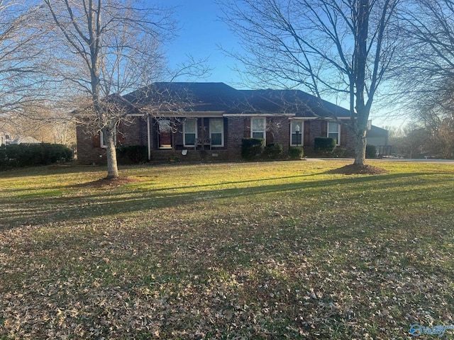 view of front of home featuring brick siding and a front yard