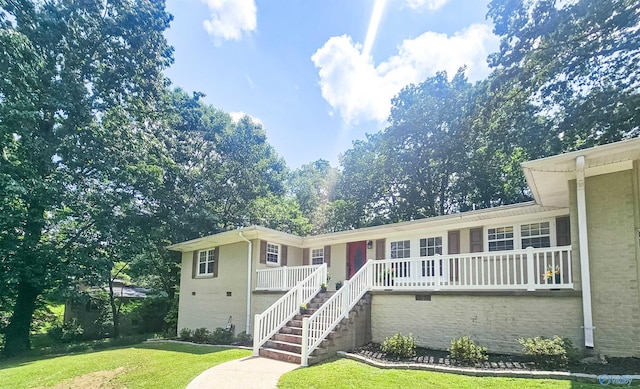 view of front of property featuring a front yard