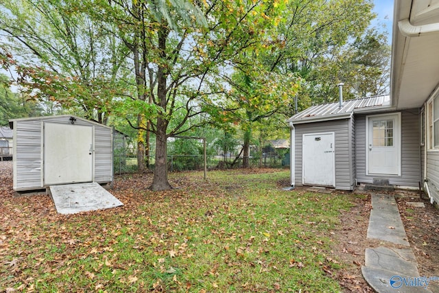 view of yard featuring a storage unit