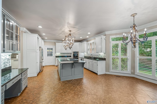 904 Driver Rd NW, Fort Payne, AL 35967 - kitchen with a sink, backsplash, a center island, an inviting chandelier, and crown molding