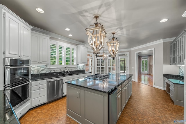 904 Driver Rd NW, Fort Payne, AL 35967 - kitchen featuring a sink, appliances with stainless steel finishes, a notable chandelier, backsplash, and a center island