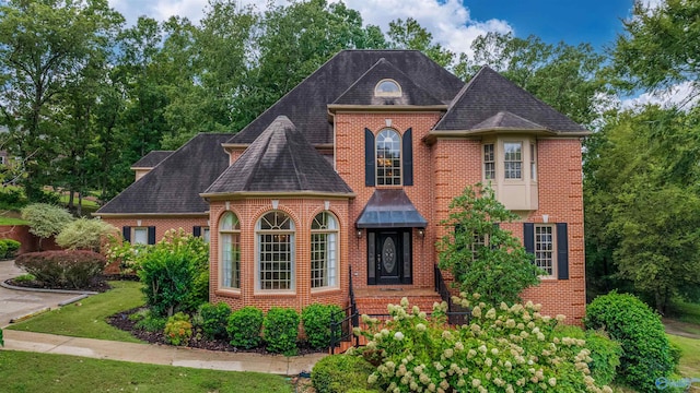 904 Driver Rd NW, Fort Payne, AL 35967 - view of front facade with brick siding, a shingled roof, and a front yard