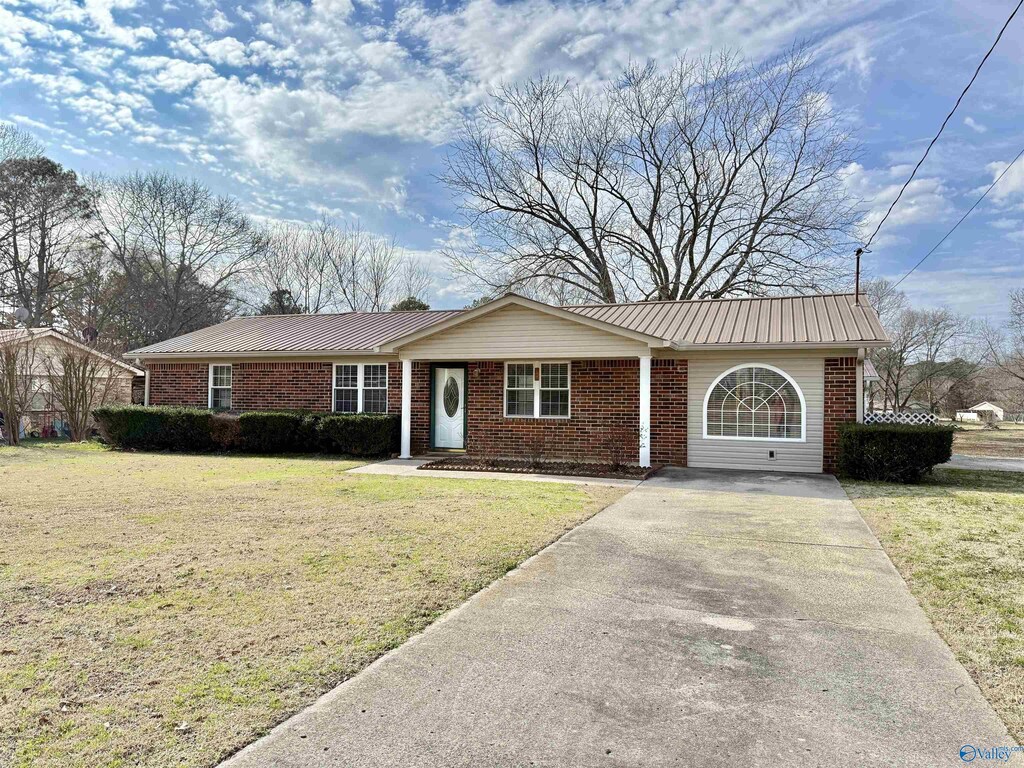 ranch-style house featuring a front lawn