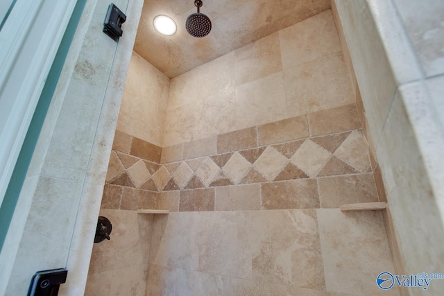 details with a tile shower