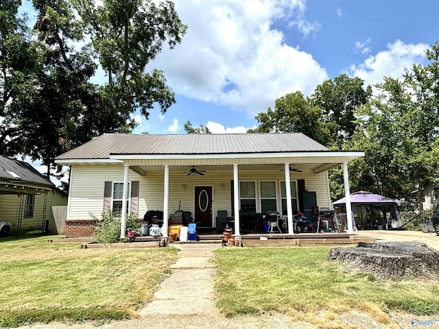 view of front of home featuring a porch, ceiling fan, and a front lawn