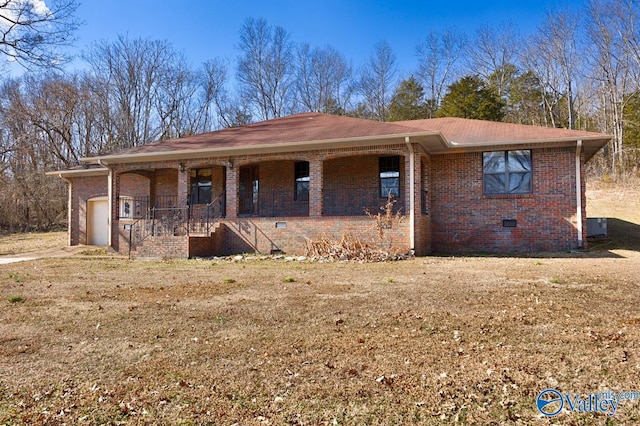 view of front of home with a garage, a front lawn, and covered porch