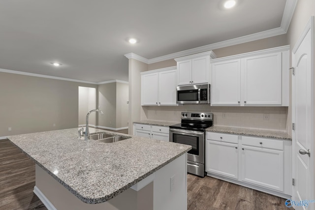 kitchen featuring tasteful backsplash, a sink, crown molding, stainless steel appliances, and dark wood-style flooring