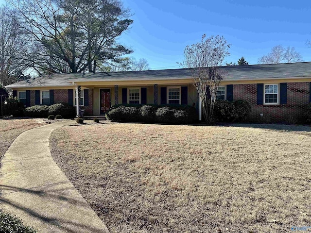 single story home with a front lawn