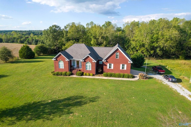 view of front of property featuring a front yard