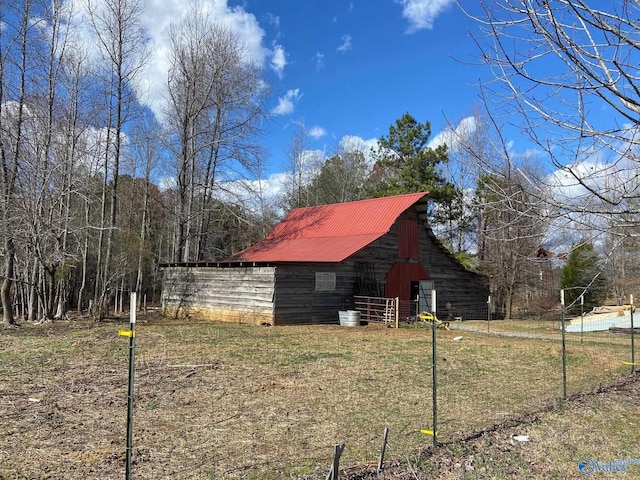 view of yard featuring an outbuilding