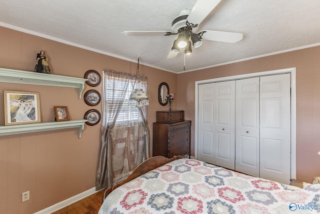 bedroom with crown molding, a closet, and ceiling fan