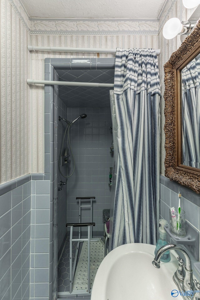 bathroom featuring sink, tile walls, tile patterned flooring, a textured ceiling, and a shower with shower curtain