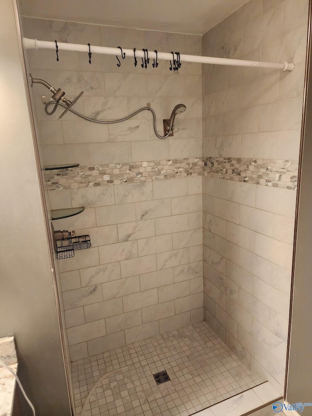 bathroom featuring tiled shower