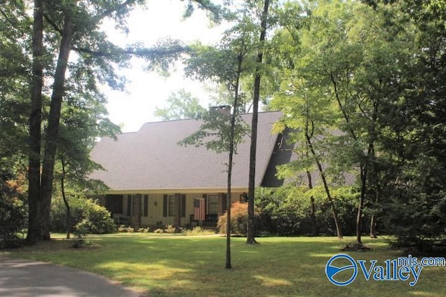 view of front of house with a front lawn