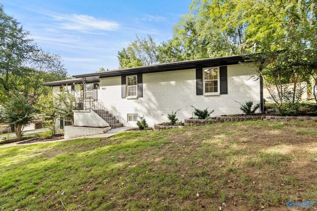 ranch-style house featuring a front yard