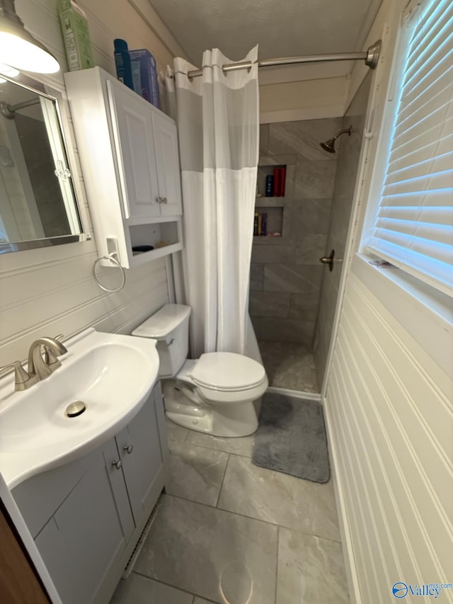 bathroom featuring a shower with curtain, vanity, and toilet