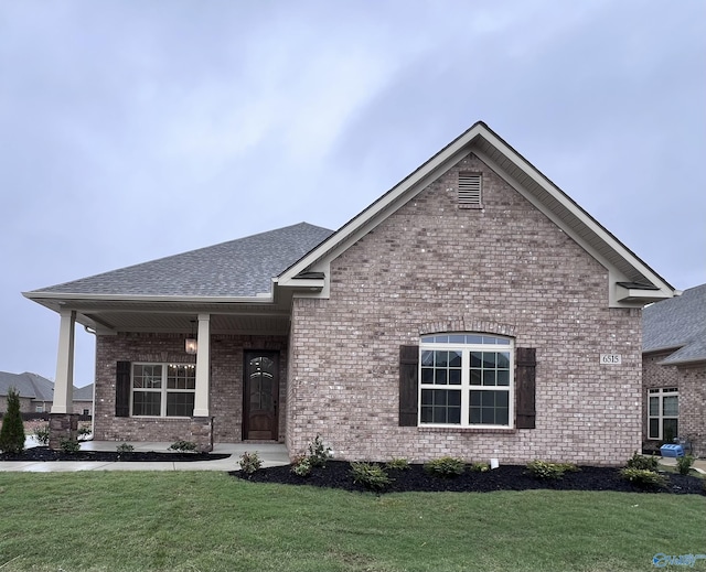 view of front of property featuring a front lawn