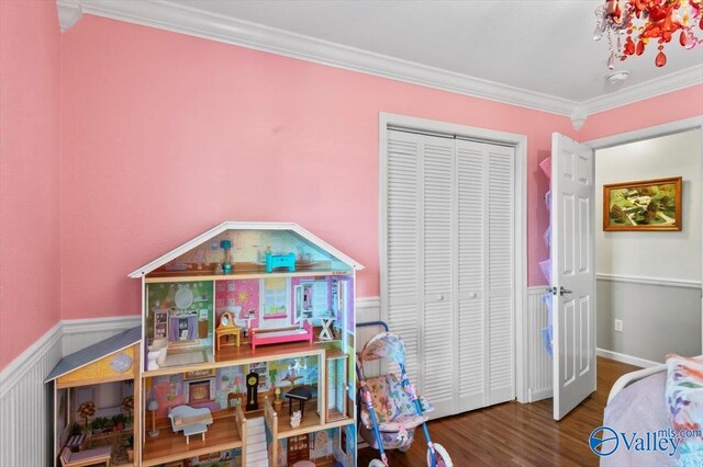 rec room with an inviting chandelier, crown molding, and hardwood / wood-style floors