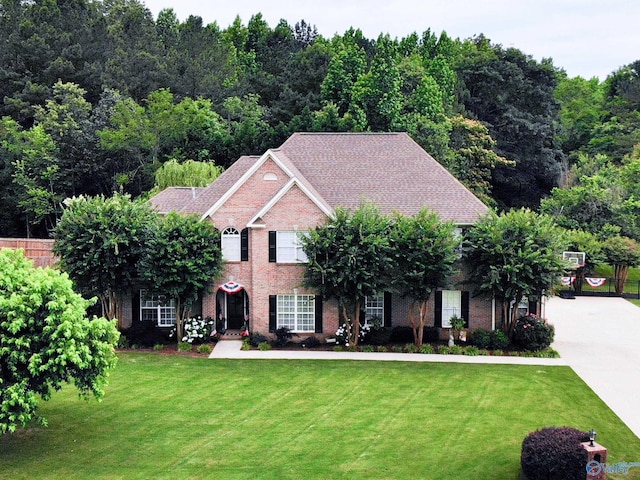 view of front facade featuring a front lawn