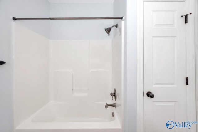 bathroom with bathtub / shower combination