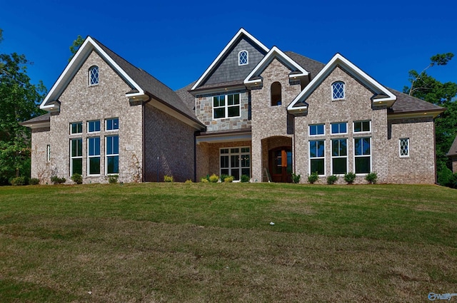 craftsman-style house featuring a front yard