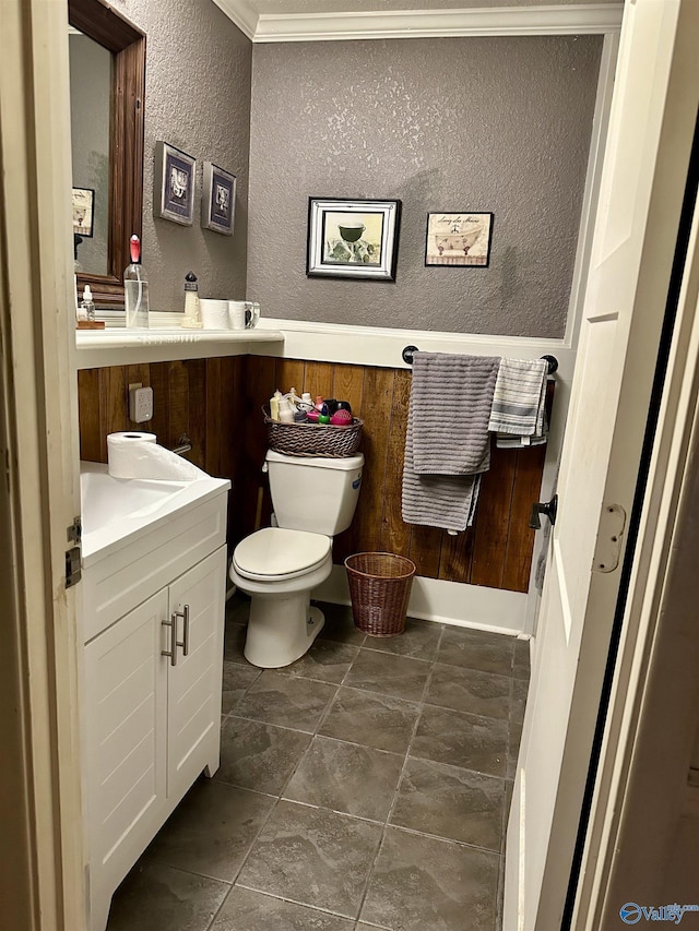 1212 Twin Lake Cir SW, Hartselle, AL 35640 - half bath with a textured wall, vanity, and toilet