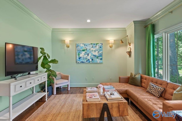 living area featuring recessed lighting, baseboards, crown molding, and wood finished floors