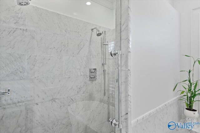 bathroom featuring a tile shower