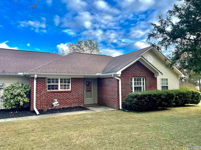 view of front of house with a front lawn