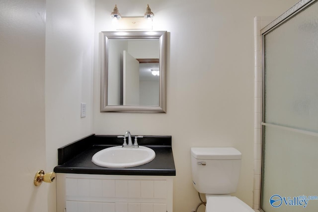 full bath with an enclosed shower, toilet, and vanity