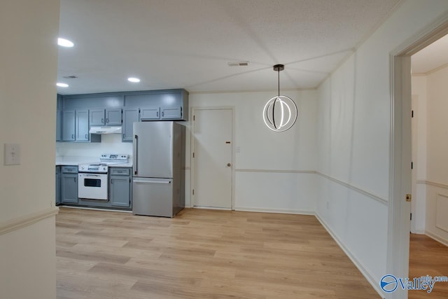 kitchen featuring visible vents, blue cabinetry, light wood-type flooring, freestanding refrigerator, and electric stove