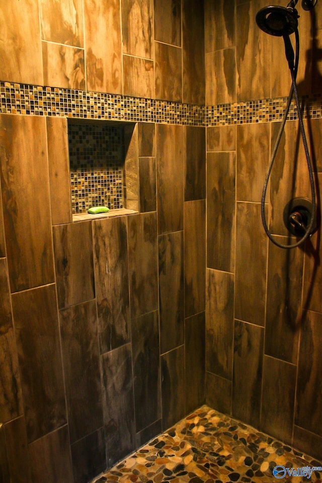 room details featuring a tile shower