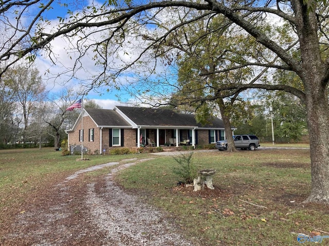 ranch-style home featuring a front lawn