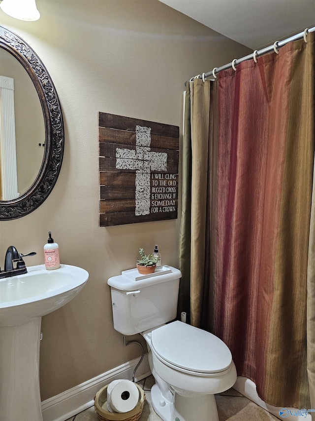 809 Kyle Rd NE, Hartselle, AL 35640 - full bath with toilet, baseboards, a shower with shower curtain, and a sink
