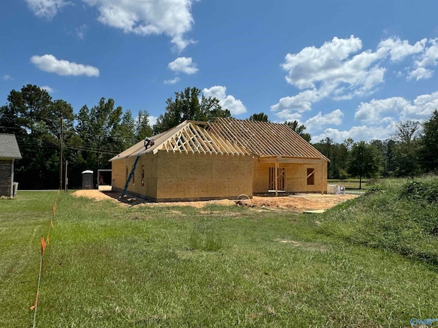 exterior space featuring a lawn