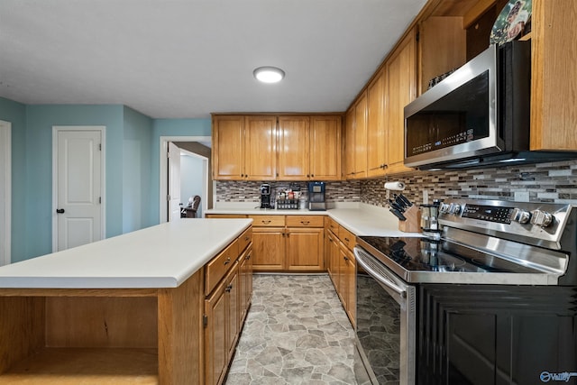 kitchen featuring decorative backsplash, stainless steel appliances, and a kitchen island