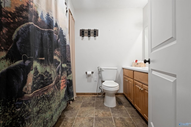 bathroom with a shower with shower curtain, vanity, and toilet