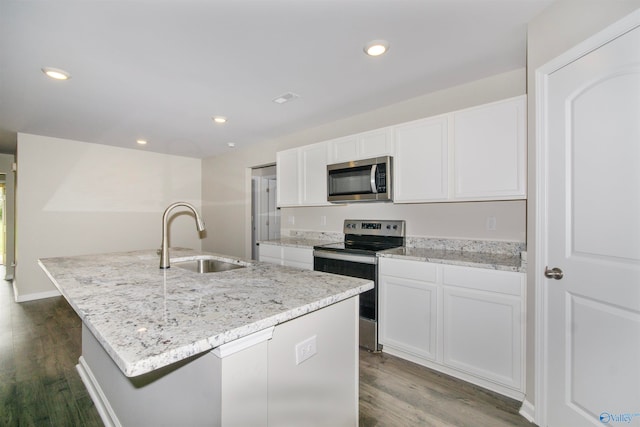 kitchen featuring a center island with sink, hardwood / wood-style floors, stainless steel appliances, sink, and white cabinets