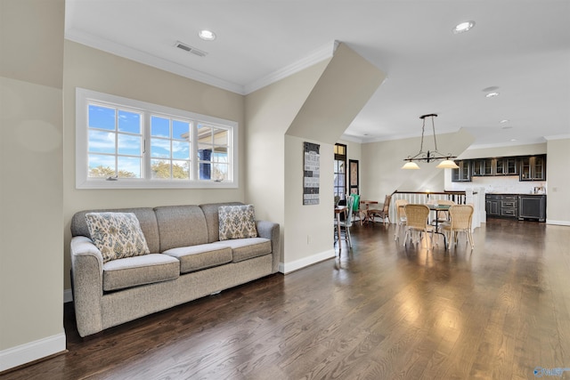 living room with visible vents, baseboards, recessed lighting, dark wood-style flooring, and crown molding