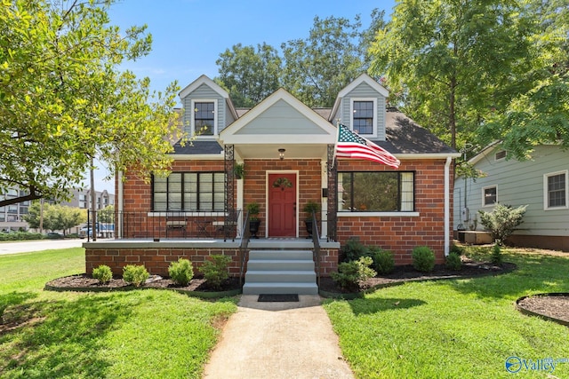 view of front of home featuring a front yard