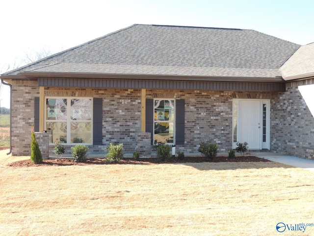 view of front of house with a front lawn