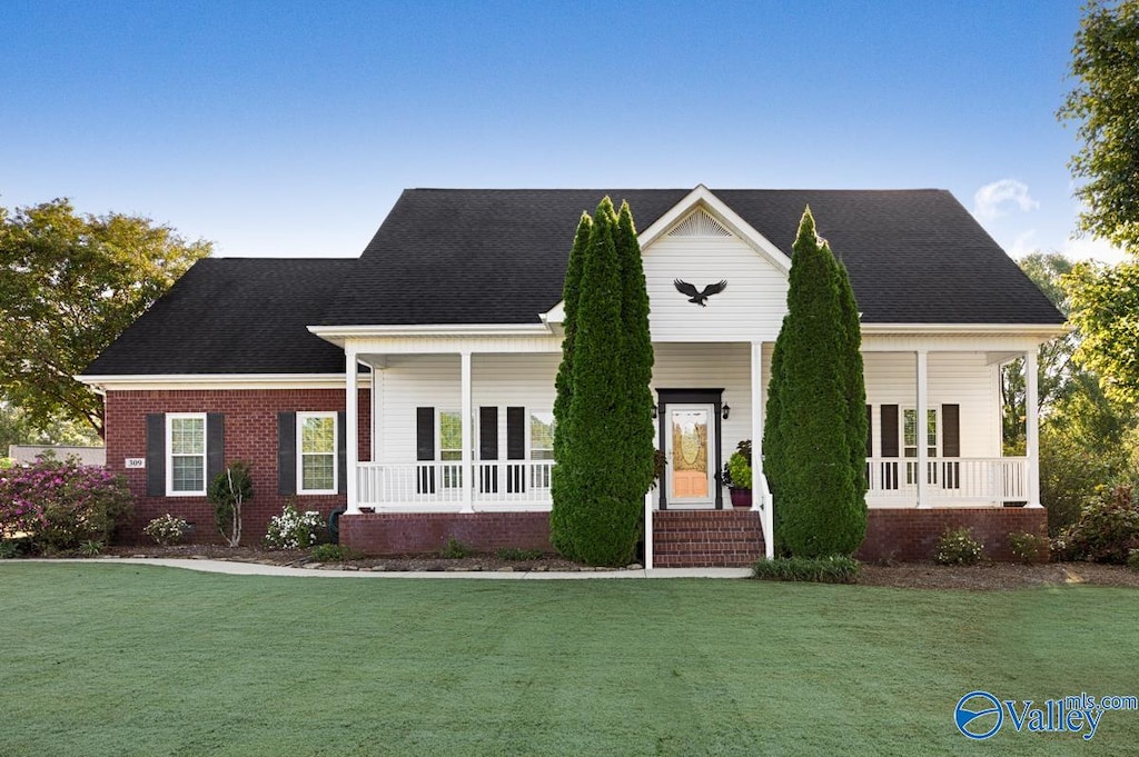 view of front of home featuring a front yard