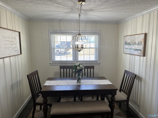 dining room featuring an inviting chandelier and a textured ceiling